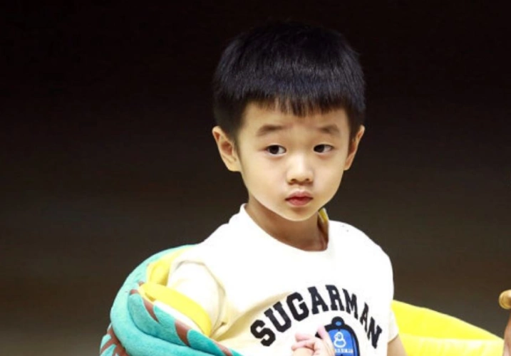 杨阳洋男神式长大10岁拥有大长腿小型男身材不输杨威