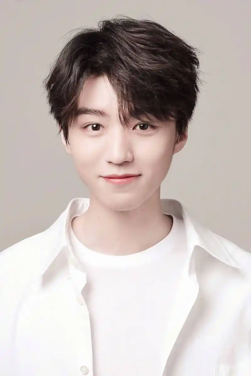 俊朗帅气,帅哥就是帅哥呀,连证件照都那么好看