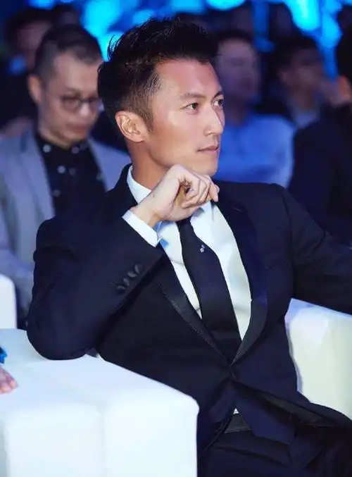 谢霆锋是非常有发言权的,无论是直爽爷们般的性子,还是这款高渐层飞机