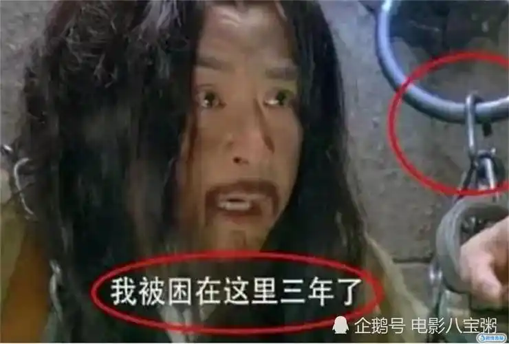 影视剧中的穿帮镜头,图1手机拿反了,图5墙上办证的广告亮了