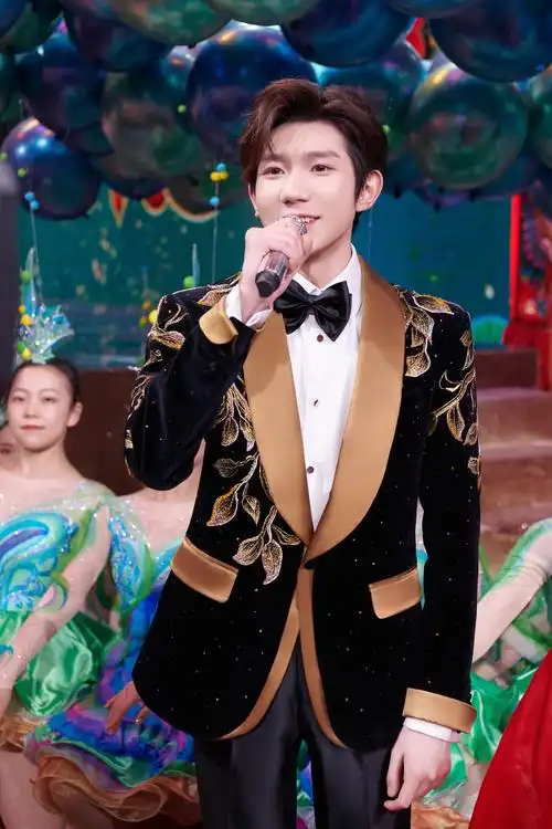 至此,集齐了七个春晚王源,为大家召唤小王子王源一位,在这里祝您2021