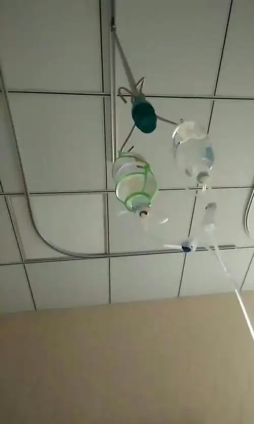 这是吊瓶,估计谁都不想吊瓶的另一端连着自己!