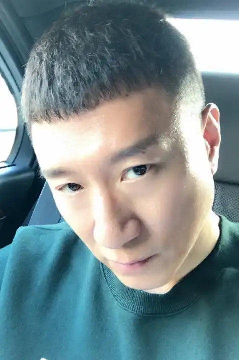 内地八卦   搜狐娱乐讯 11月4日下午,孙红雷在微博晒出自拍照,并写道