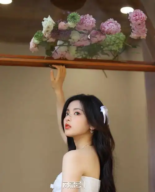 杨超越穿纯白抹胸连衣裙雪肤玉貌曼妙身材美若天仙