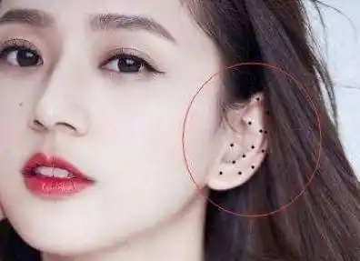 耳朵有痣:耳朵是一个人的小财库,若是耳朵上长有乌漆的吉痣,而且耳垂