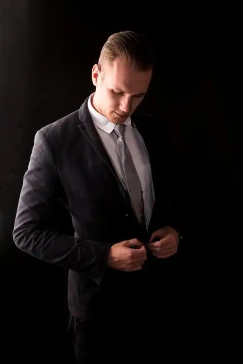 黑色西装作为成熟男人的首选,穿上它精致稳重显气质