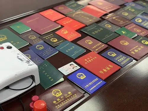 警方查获的假证件 本文图片均为澎湃新闻记者 朱奕奕 图