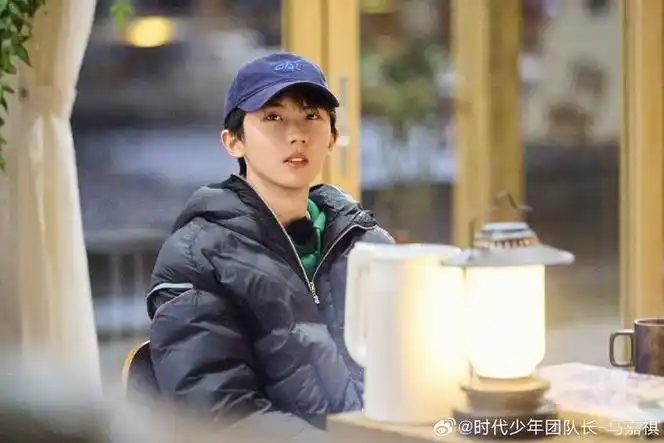 马嘉祺小花卫衣造型剧照,可爱小马上线