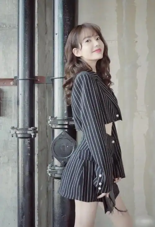 还是我认识的诺澜吗把西装分成两半穿这身材真的绝了