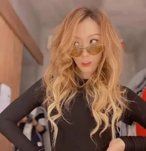 48岁郑秀文分享背部刮痧照片惹关注,网民看呆:好舒服呀!