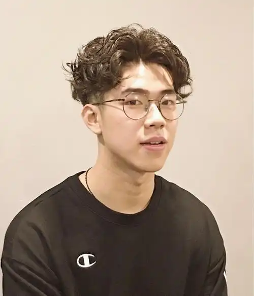 矮个子男生看过来 男生发顶蓬松短烫发增高5cm就是这么简单