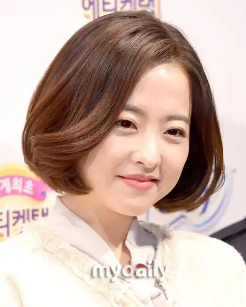 组图:韩星朴宝英亮相活动 短发造型略显老气_高清图集_新浪网