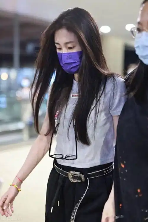 2023年8月30日,上海,张碧晨现身机场.长发披肩温婉大方.