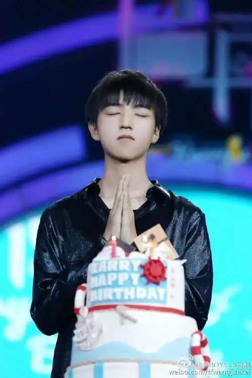 17岁,18岁,19岁,20岁,21岁生日蛋糕合照图片beautiful-tfboys-王俊凯