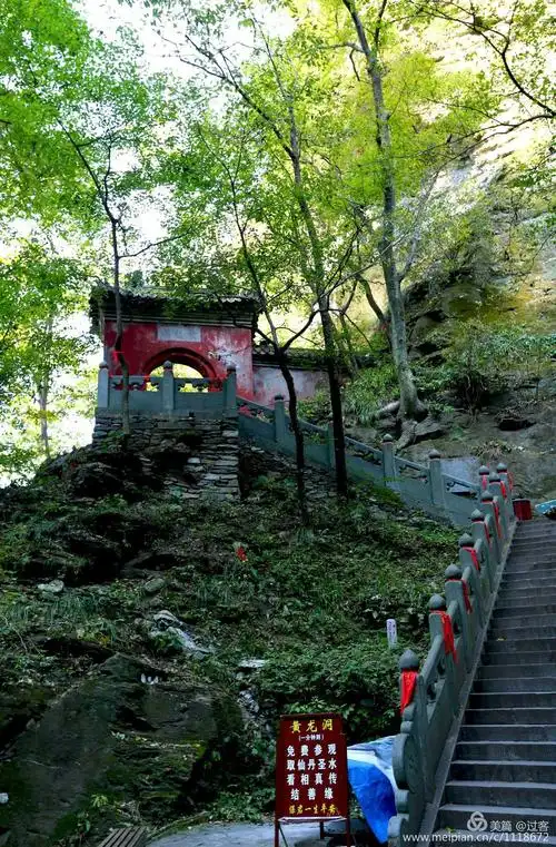 在武当山,黄龙洞实际上是和武当道教医药联系在一起的,历史上以黄龙洞