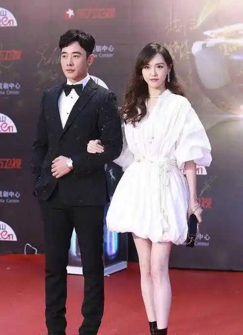 唐嫣夫妇合体走红毯穿白色灯笼裙似小女人罗晋换发型像富豪