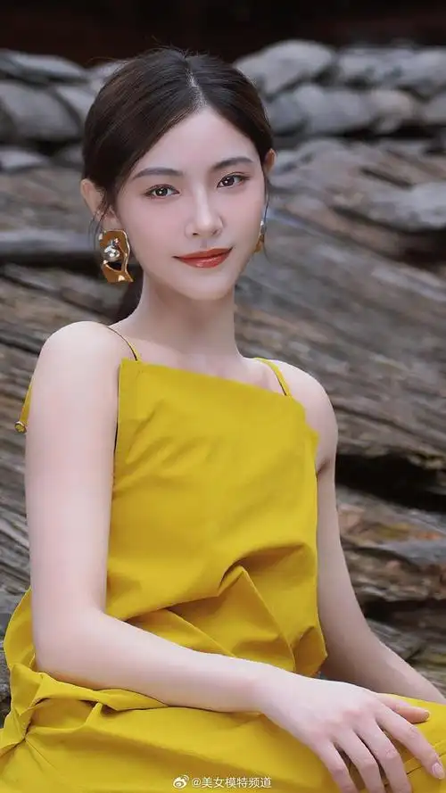 许佳琪橘色吊带裙迷人街拍