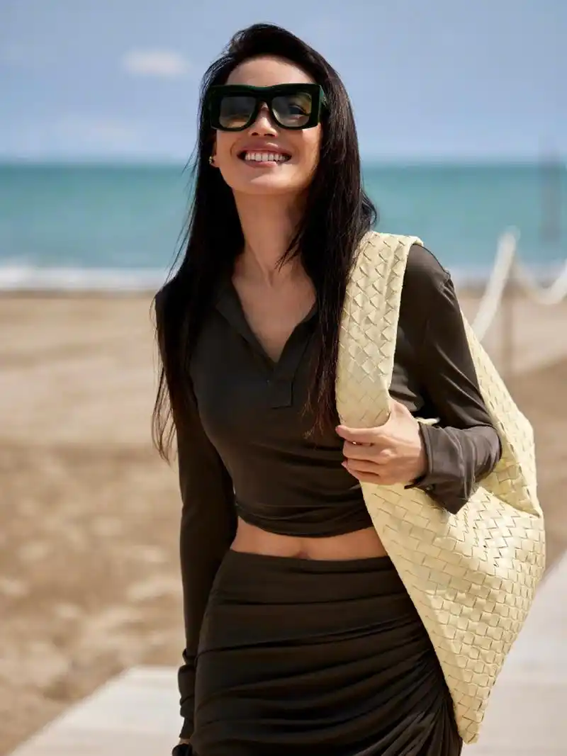 舒淇参加威尼斯电影节最新随拍造型释出,身穿一袭bottega veneta系列