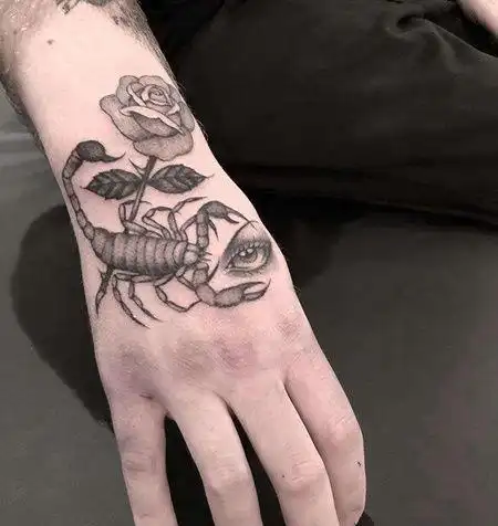 手背蝎子玫瑰眼睛纹身图案