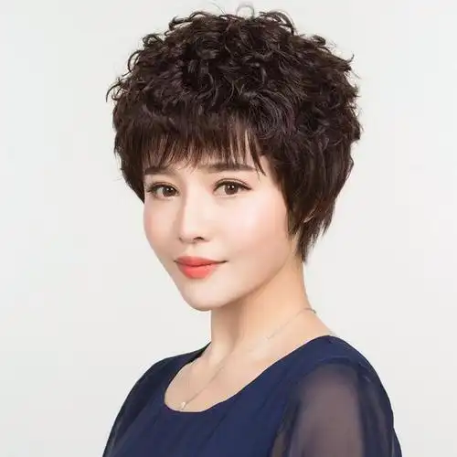 50岁后不想被人叫"大妈",记得远离这4种发型,拉低气质还显老