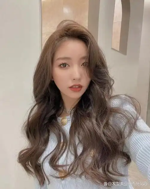 大波浪性感可爱女人味的中长发女神必备发型之一,这种卷度比较大的