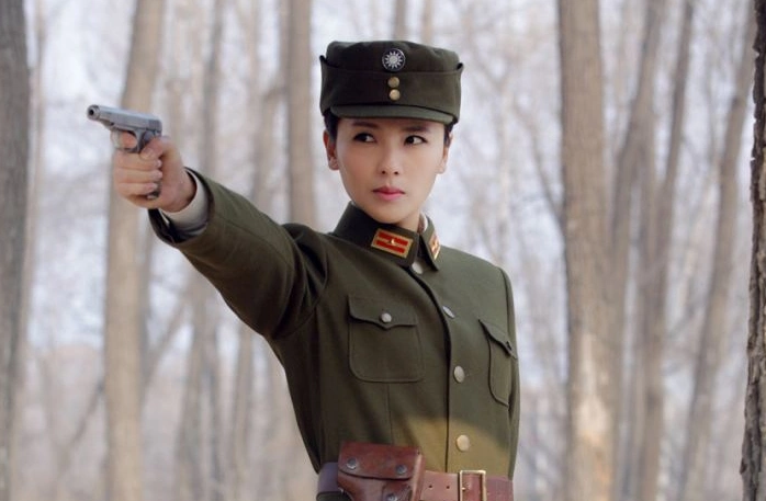 当女明星穿上军装,杨幂最美,刘涛穿军装好尴尬