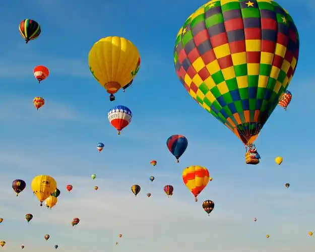 满天飞舞的热气球壁纸