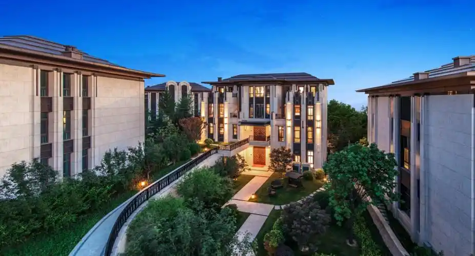 首页 资讯 楼盘资讯 正文 红廷别墅项目位于五元桥东南角南影路,中国