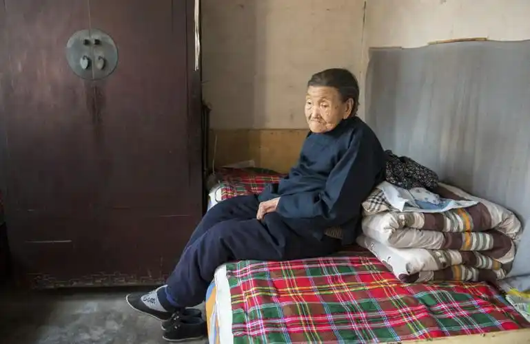 岁月无情,人生有痕.风霜雨雪无情的在老人脸上留下斑驳的印记.