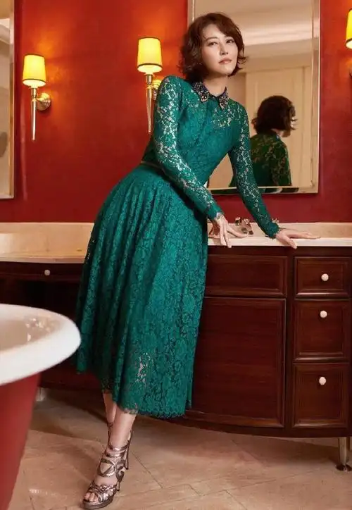 周海媚身材有点肉肉的可状态还挺好黑色长裙显得贵气大方