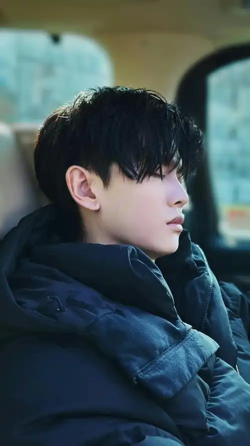 任嘉伦睡觉随拍来啦这么长的睫毛是真实存在的吗,睡颜真的好可爱啊