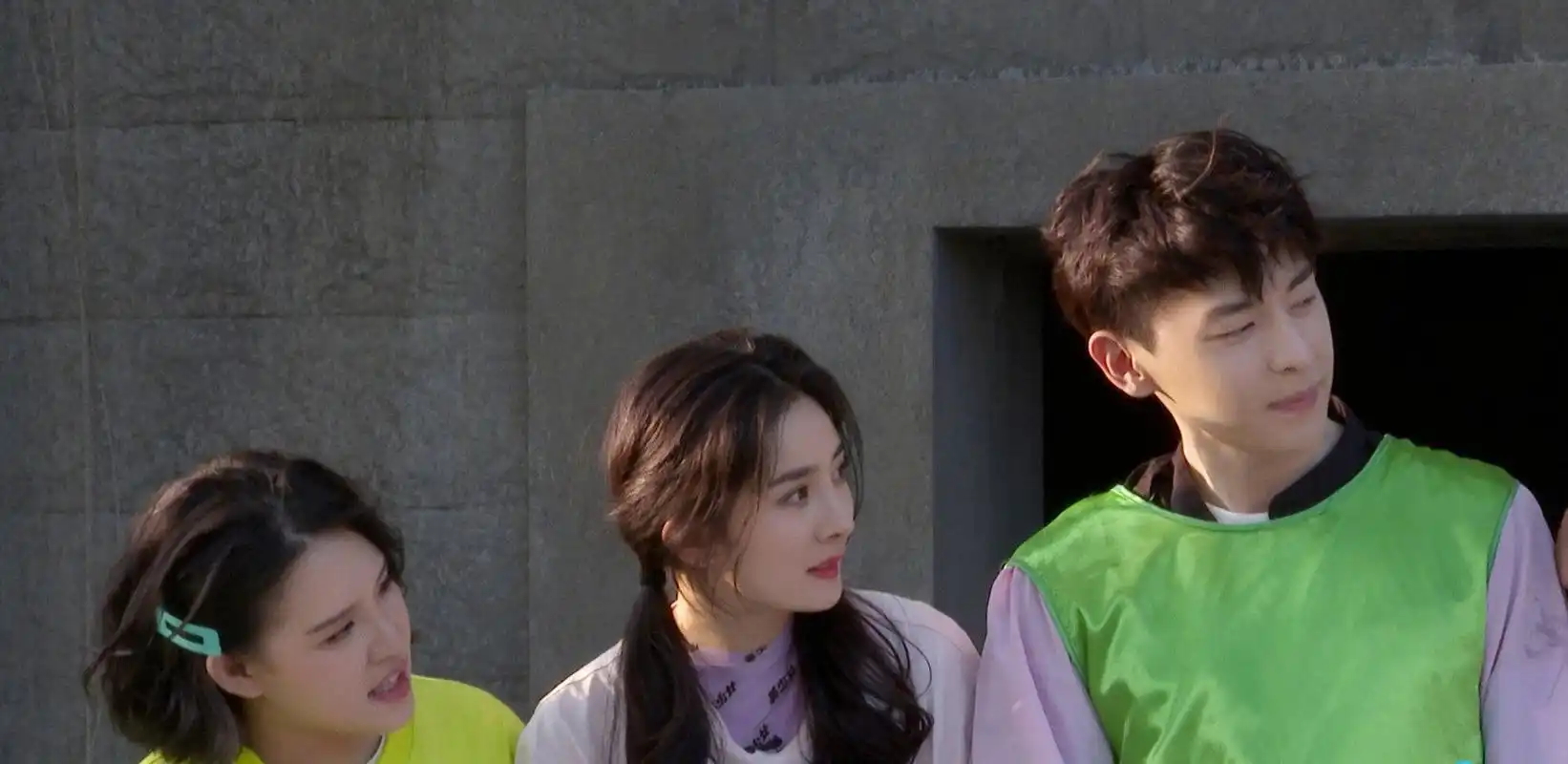 邓伦叫杨幂笨蛋算什么,受到惊吓躲其身后也很甜,发糖不能停?