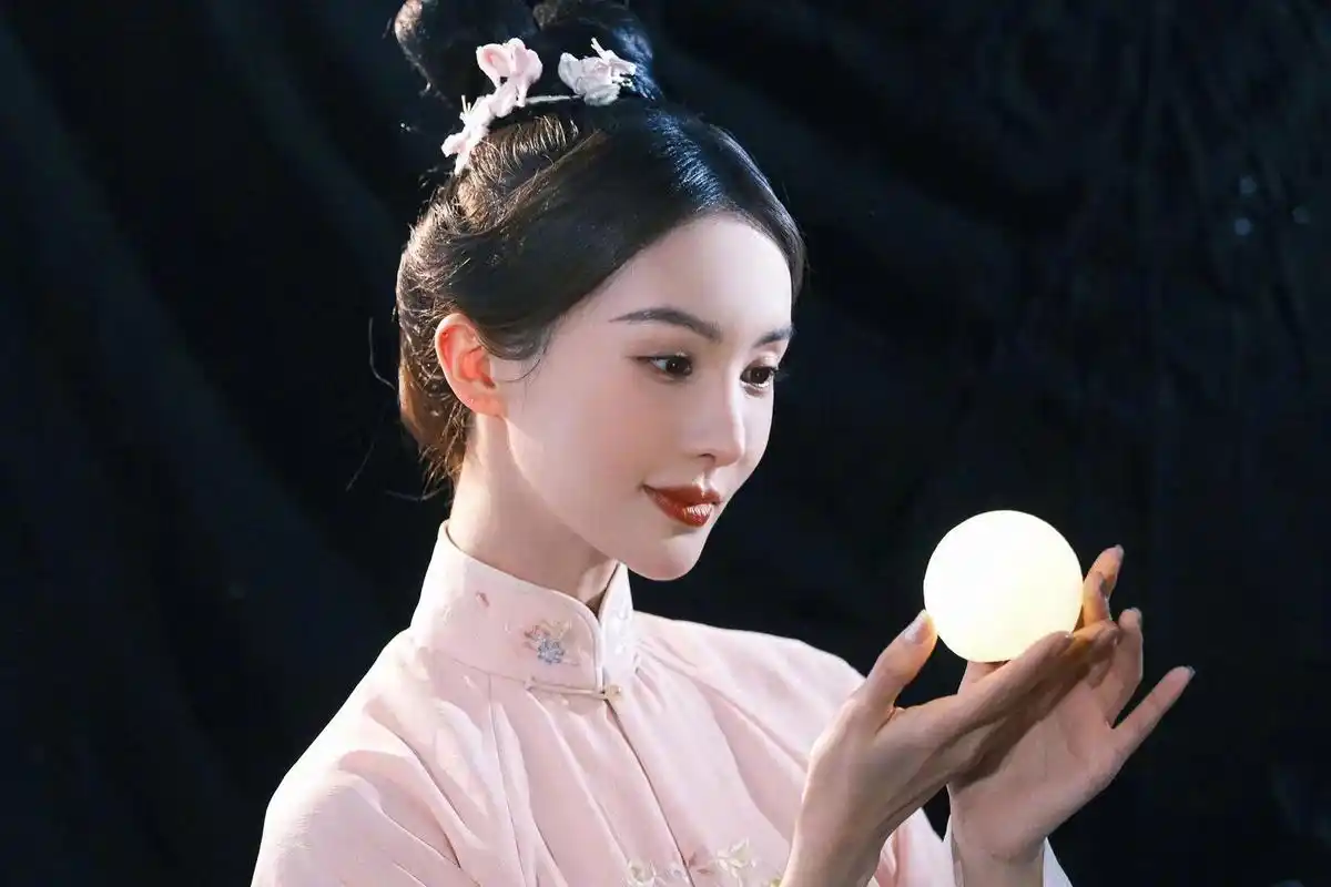 咪咕星鲜事#金晨大家闺秀造型 金晨 航天之夜造型,粉色古装搭配妥子