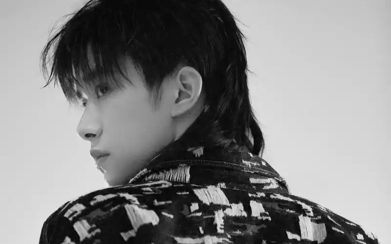 易烊千玺黑白帅气写真,高清图片,电脑桌面-壁纸族