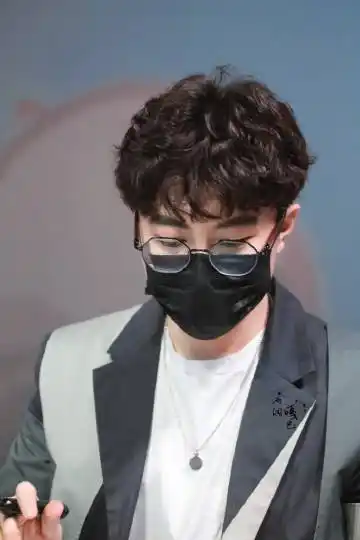 我是倔强的小红红