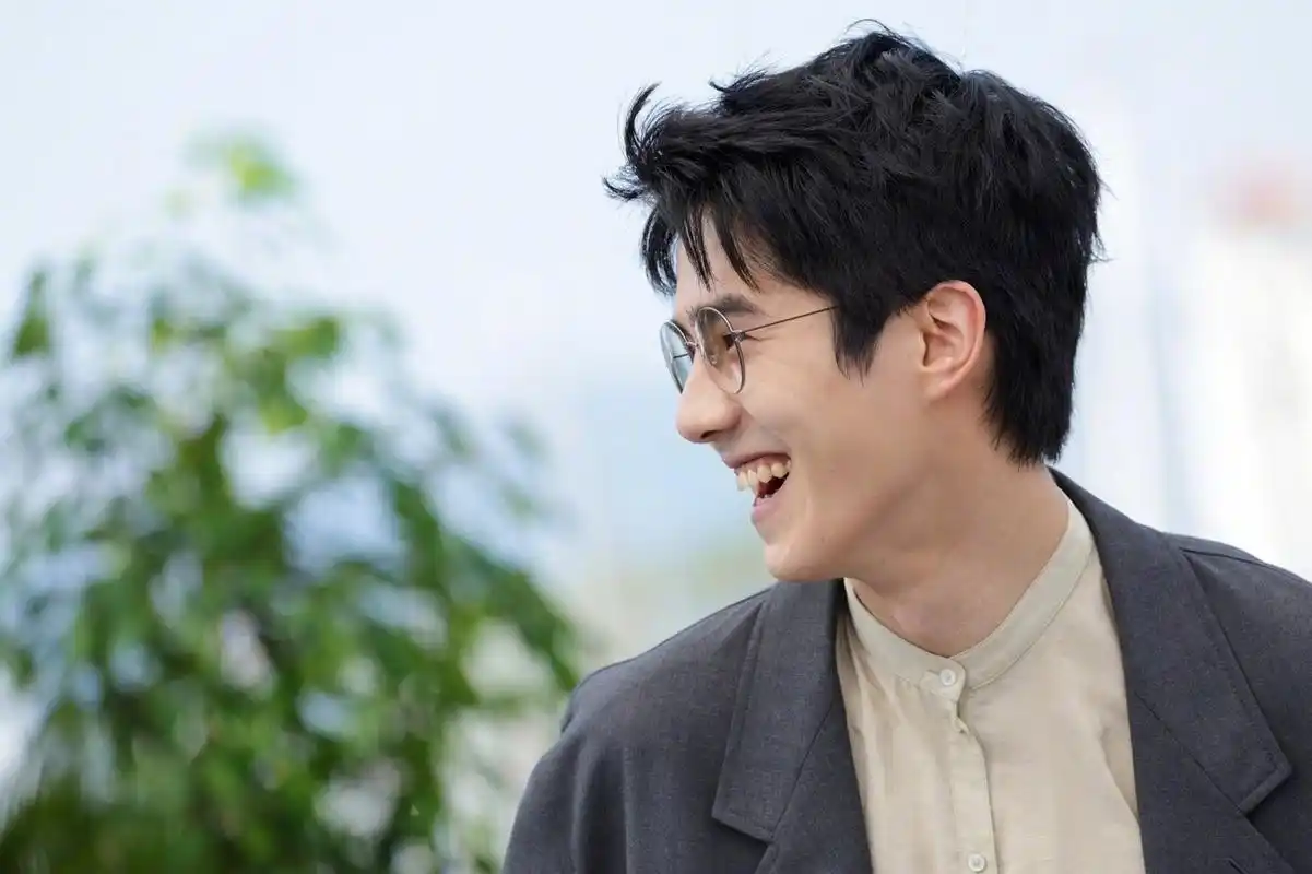 刘昊然圆框眼镜造型# 刘昊然《燃冬》剧组#戛纳电影节#photocall