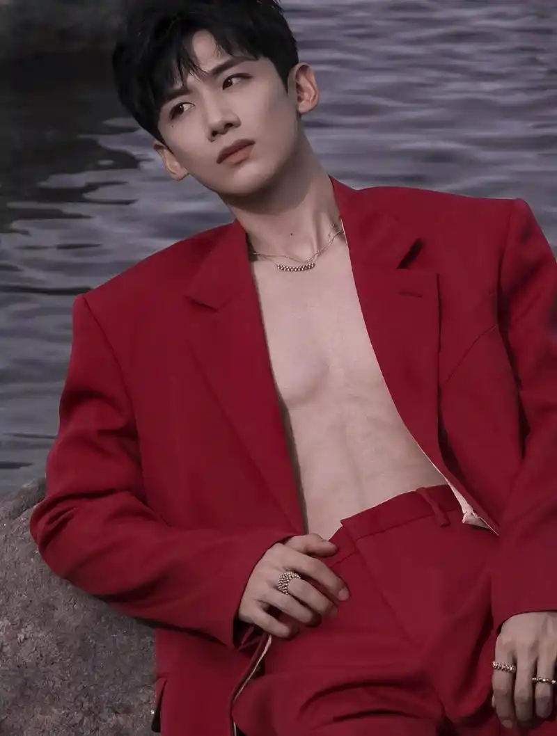 白敬亭肌肉线条太绝了