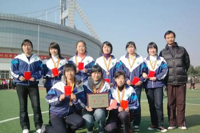 体育获奖学生代表及奖牌-获奖荣誉-江苏省西亭高级中学