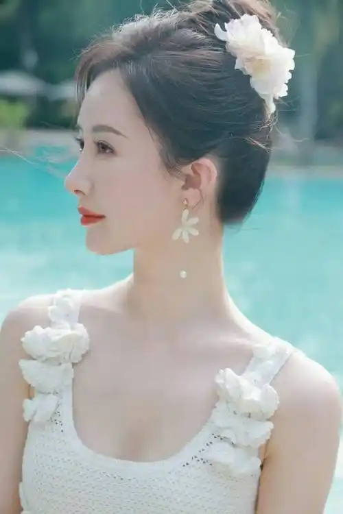 【女神新装】舒畅白色镂空吊带连衣裙惊艳亮相,美到窒息!