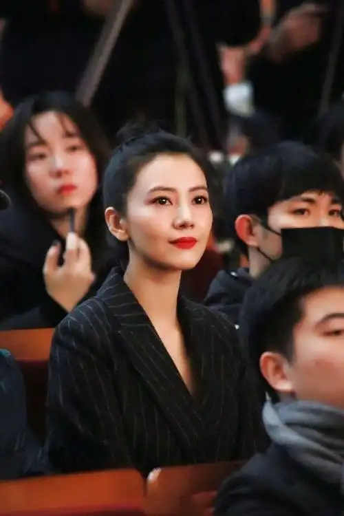 高圆圆亮相发布会扎道姑丸子头美似仙女嫩成18岁少女