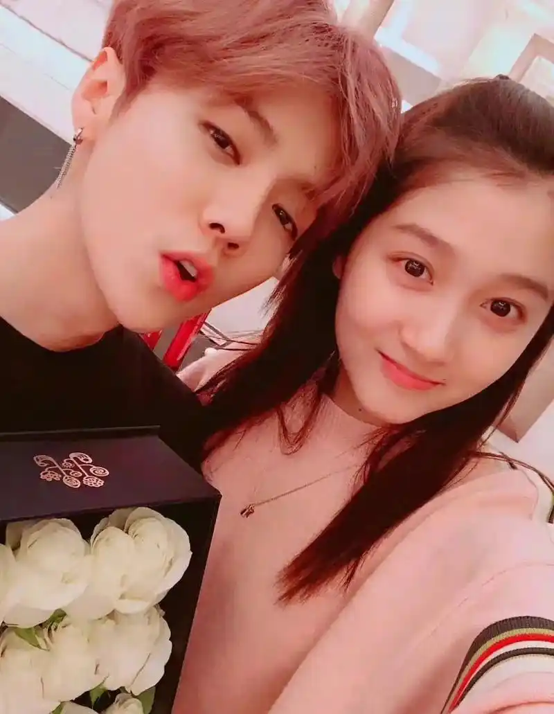 鹿晗/关晓彤2017年10月8日官宣 白鹿/张凌赫2022年 - 抖音