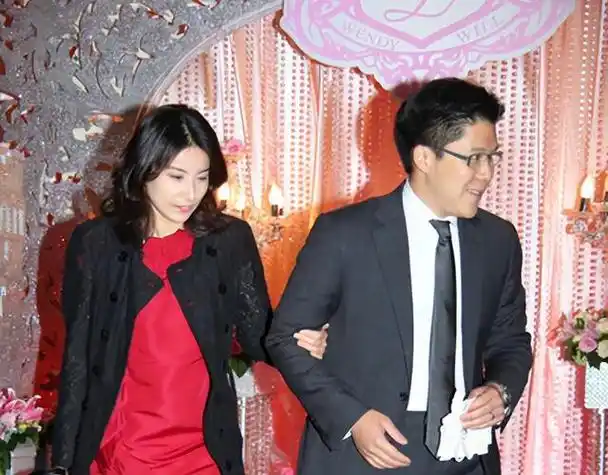 回顾霍启刚晒照为郭晶晶过母亲节3子女全部正脸出镜像复制粘贴