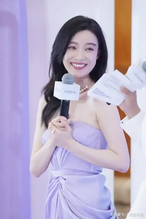 当天,备受瞩目的演员倪妮以一袭华丽的紫色抹胸长裙亮相,展现出她独特