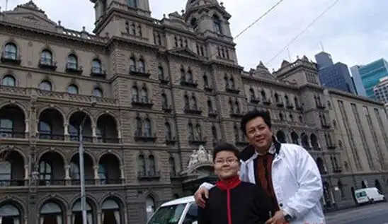 63岁唐国强与二婚妻子18岁儿子近照曝光