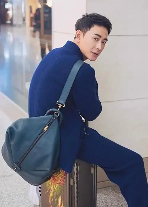 今年有一款比双肩包时髦的风筝包罗晋背身上成熟有魅力