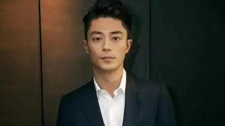 网友偶遇素颜现身的霍建华,43岁依旧帅气不减,但斑驳白发更抢镜