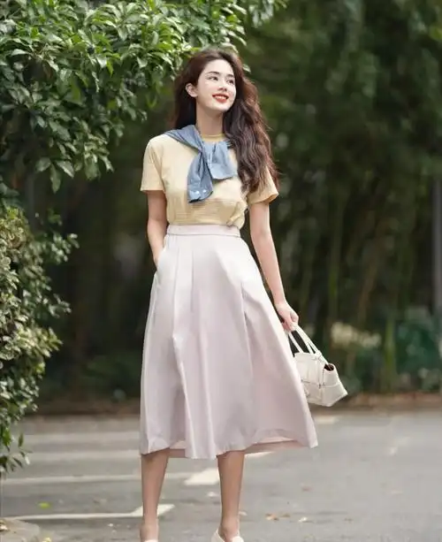 皮肤偏黄,黑的女生,夏天穿这3个颜色才好看,显白又高级