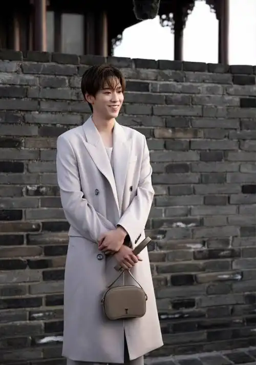 苏州时尚红毯,惠英红气场全开,李沁只惊艳了下半身,我却被言承旭迷了