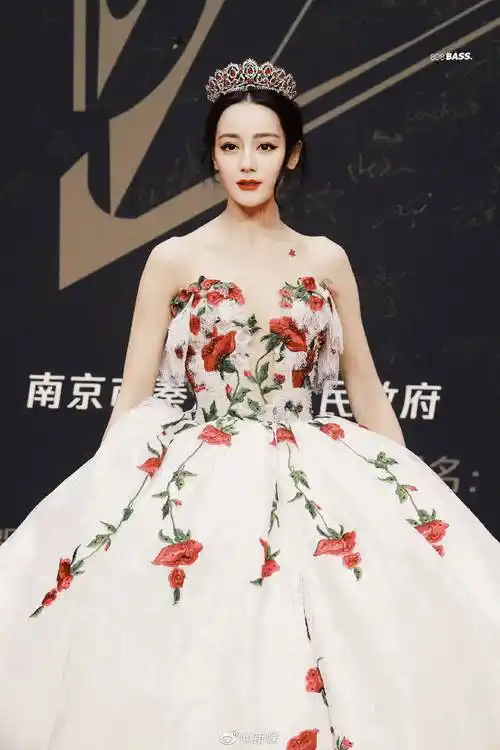 迪丽热巴礼服照盘点拖尾长裙露背丝绒小礼服