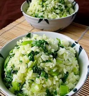 主料:大米适量青菜适量辅料:姜末 适量调料:油 适量 盐 适量 鸡精